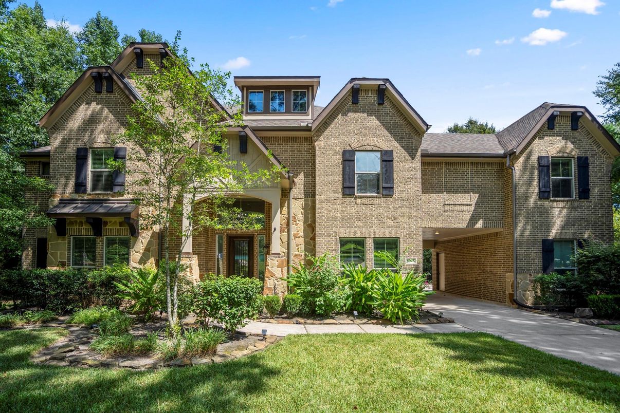 Exterior, Facade, Brick Facade, Brick Traditional