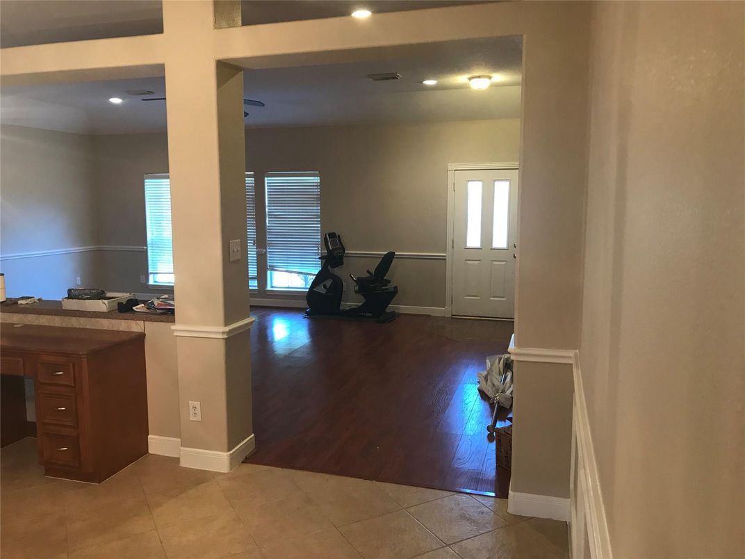 Fitness Equipment, Interior, Recessed Lighting, Wood Texture Flooring