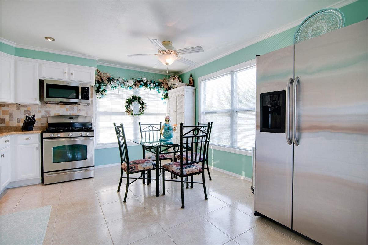 Dining room, Interior, Kitchen, Recessed Lighting, Stainless Steel Appliances