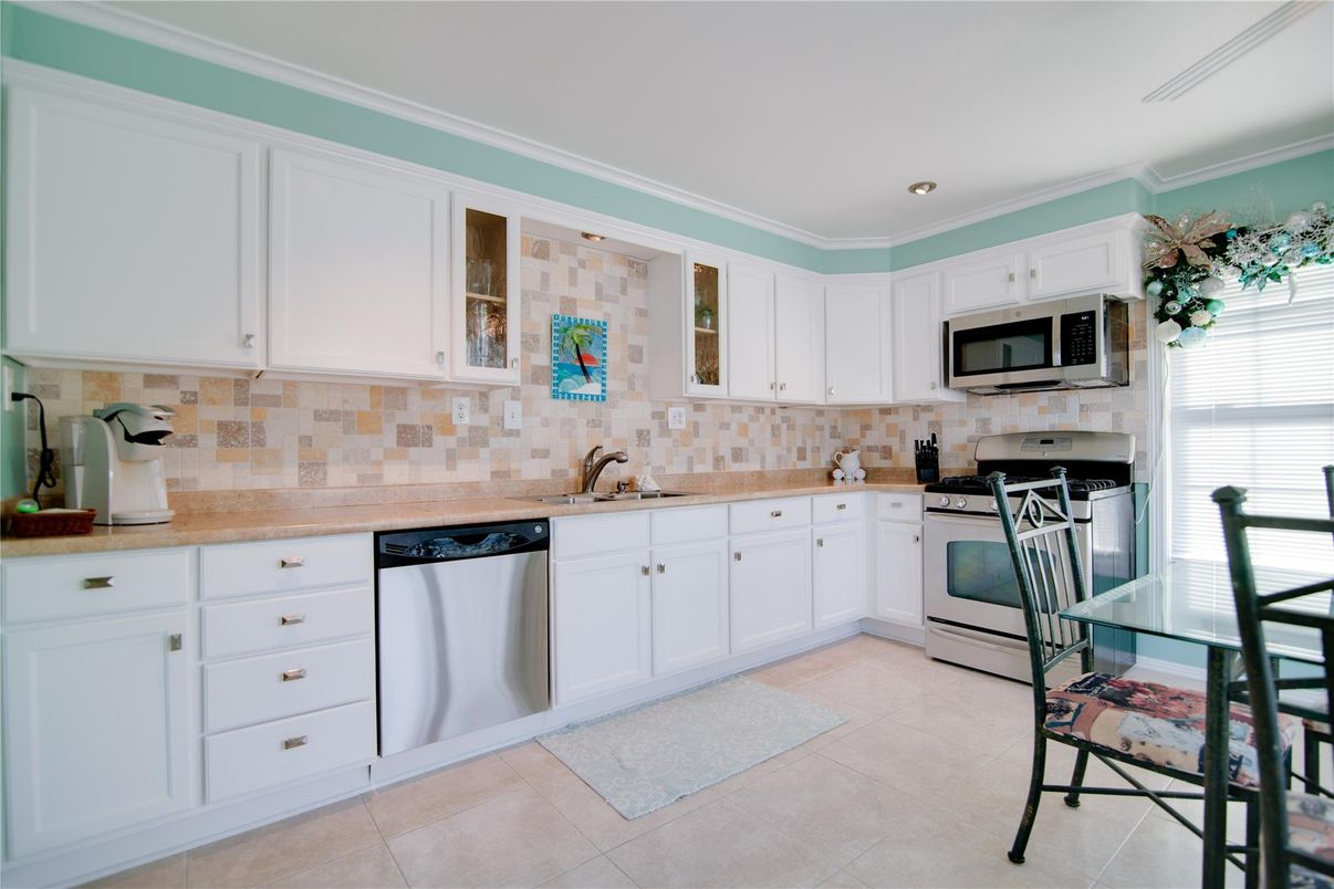 Dining room, Interior, Kitchen, Recessed Lighting, Stainless Steel Appliances