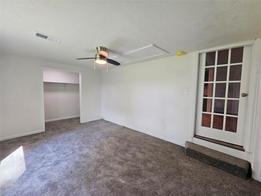 Empty room, Interior