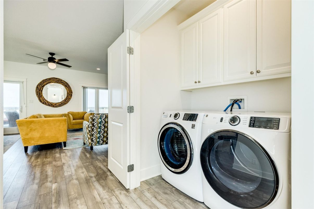 Interior, Recessed Lighting, Washer, Wood Texture Flooring