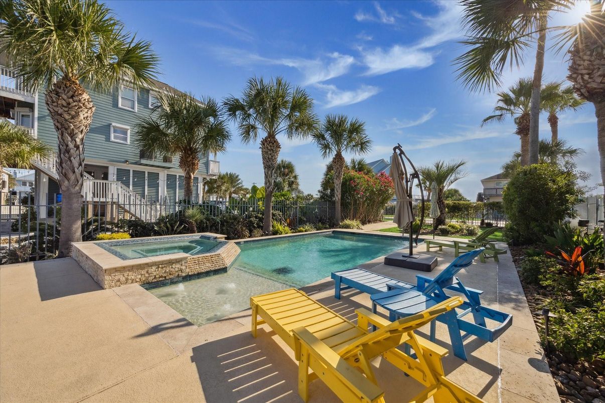 Exterior, Pool