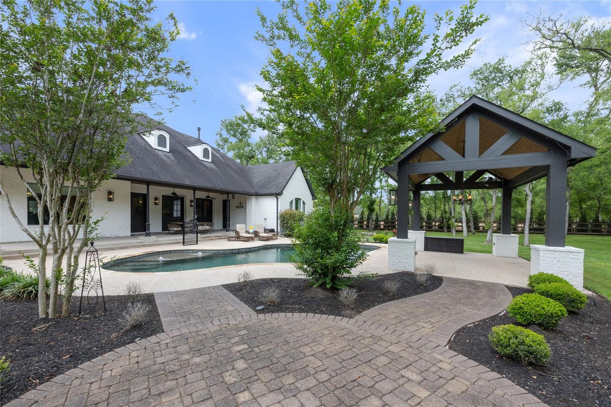 Exterior, Facade, Pool, Ranch