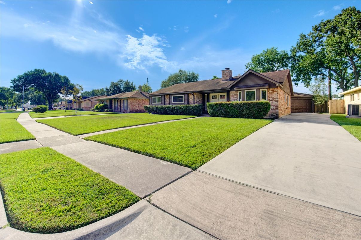 Attached, Exterior, Facade, Brick Facade, Ranch