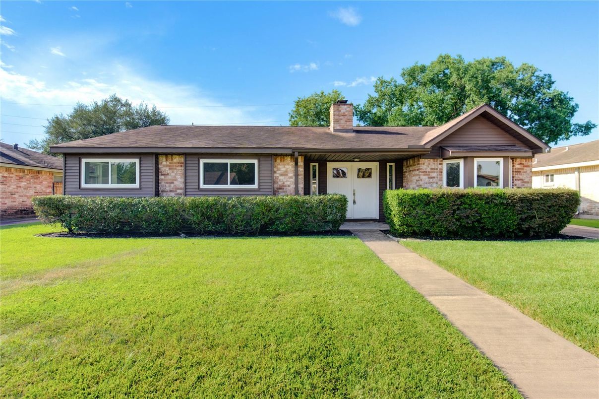 Exterior, Facade, Brick Facade, Ranch