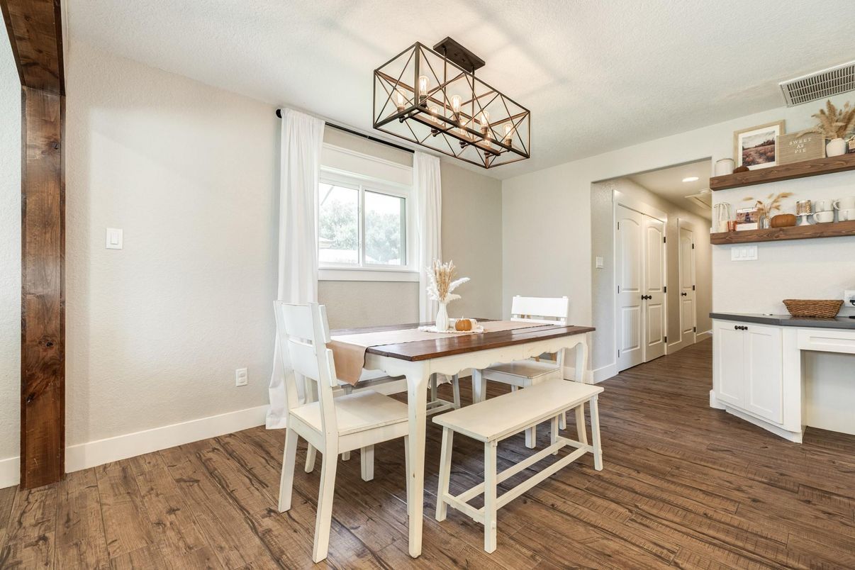 Chandelier, Dining room, Interior, Recessed Lighting, Wood Texture Flooring