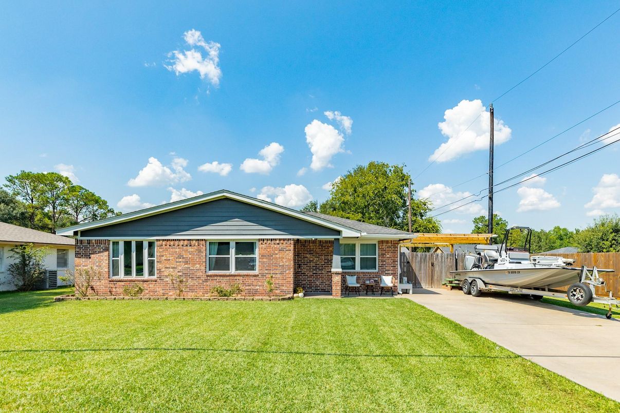 Exterior, Facade, Brick Facade, Ranch