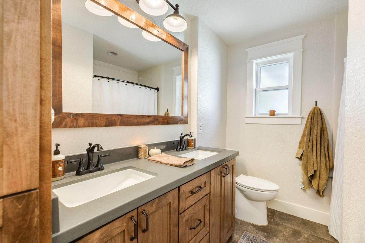 Bathroom, Dual Sink Vanities, Interior