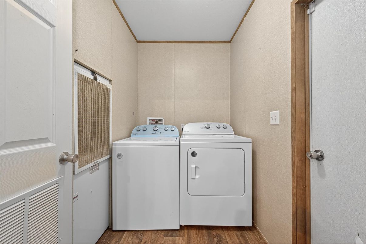 Interior, Utility Closets, Washer, Wood Texture Flooring