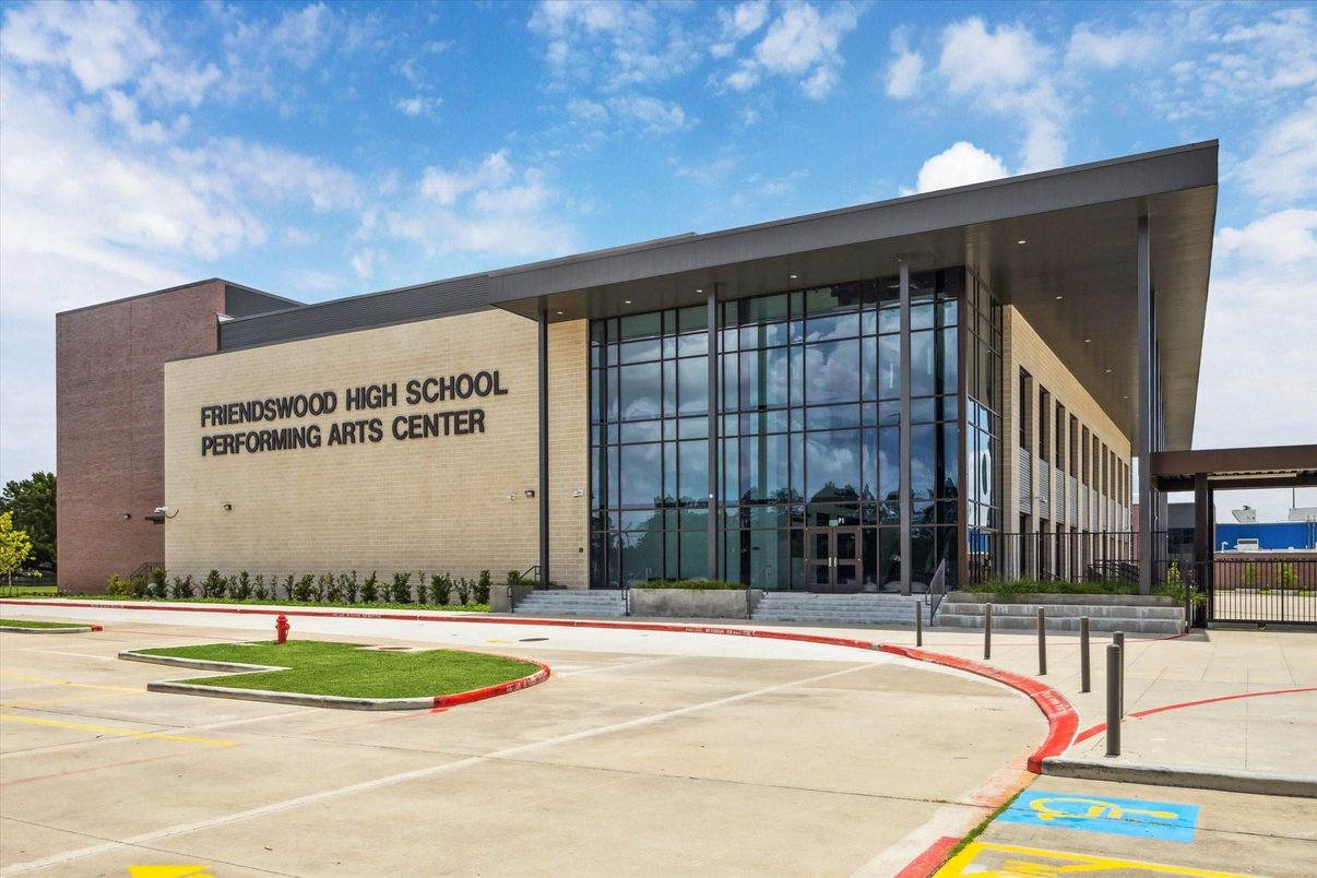 Exterior, Facade, Modern