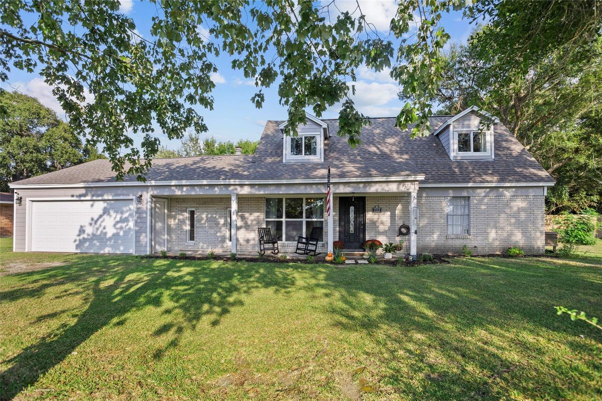 Attached, Exterior, Facade, Cape Cod