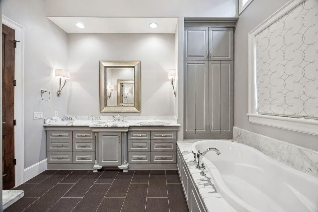 Bathroom, Dual Sink Vanities, Interior, Recessed Lighting