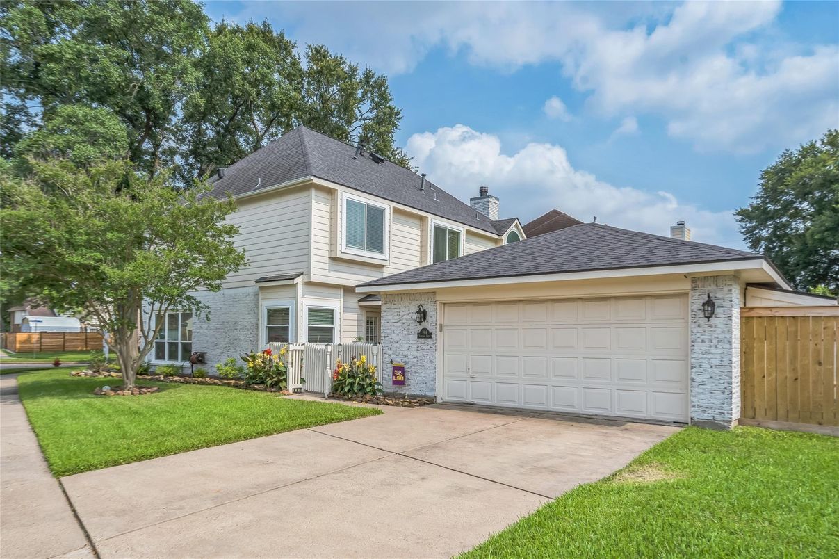 Attached, Exterior, Facade, Brick Traditional