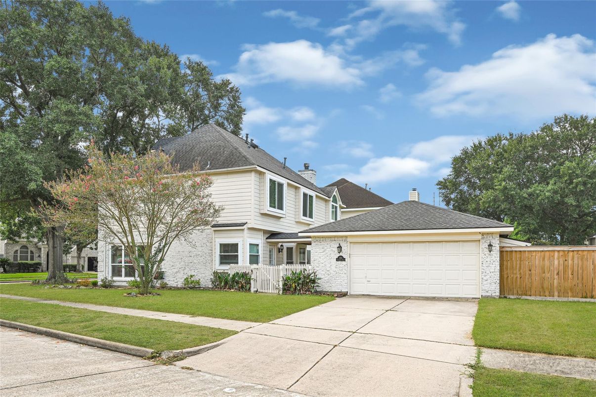 Attached, Exterior, Facade, Queen Anne Victorian