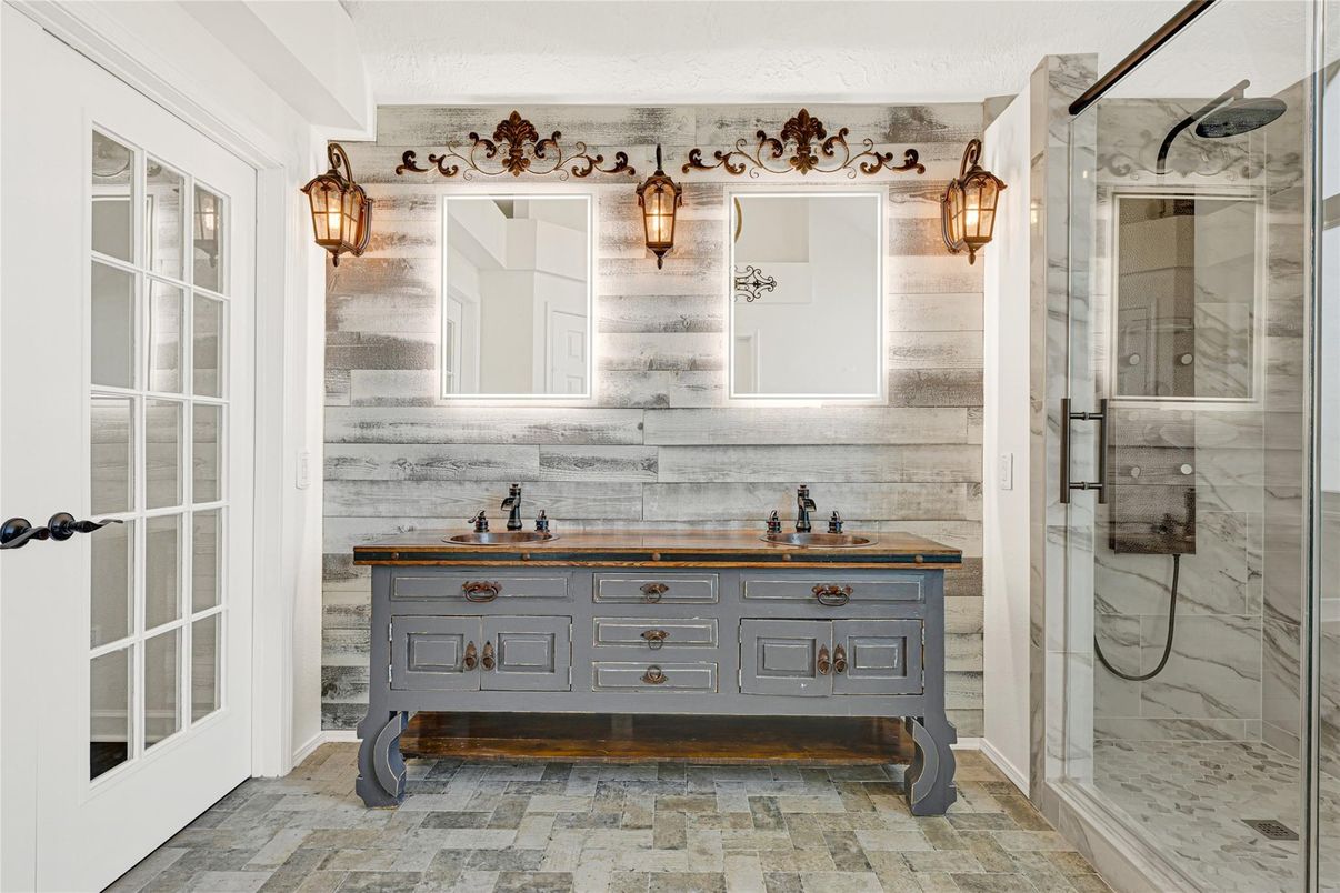 Bathroom, Dual Sink Vanities, Interior