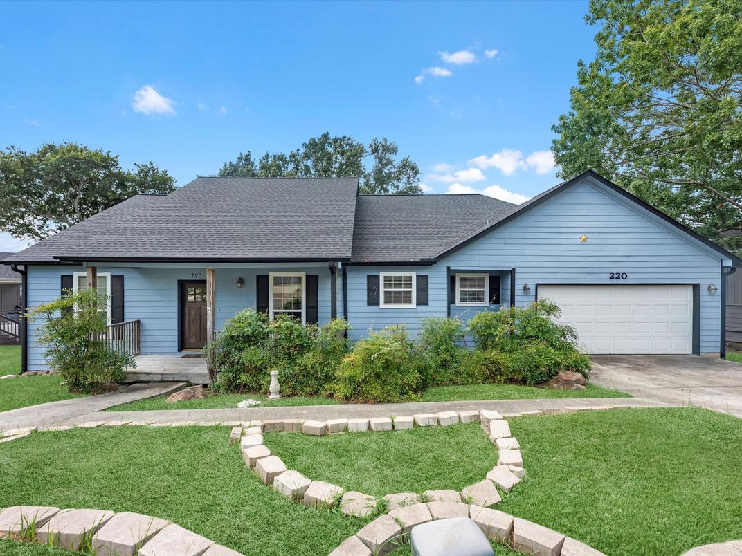 Attached, Exterior, Facade, Ranch
