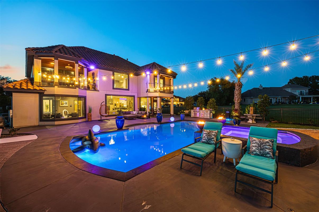 Exterior, Pool