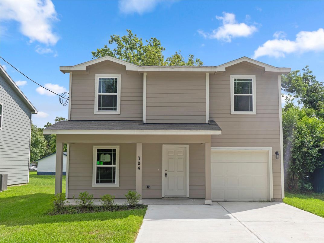 Attached, Exterior, Facade, American Craftsman