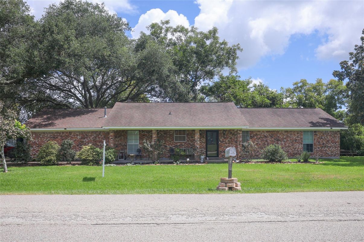 Exterior, Facade, Brick Facade, Ranch