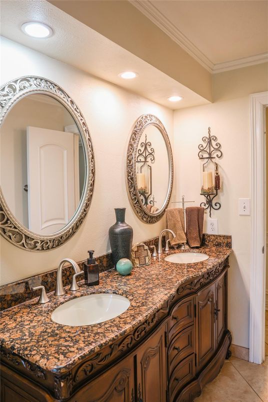 Bathroom, Dual Sink Vanities, Interior, Recessed Lighting