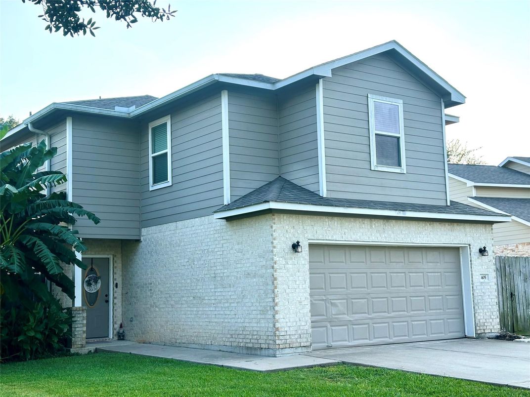 Attached, Exterior, Facade, American Craftsman