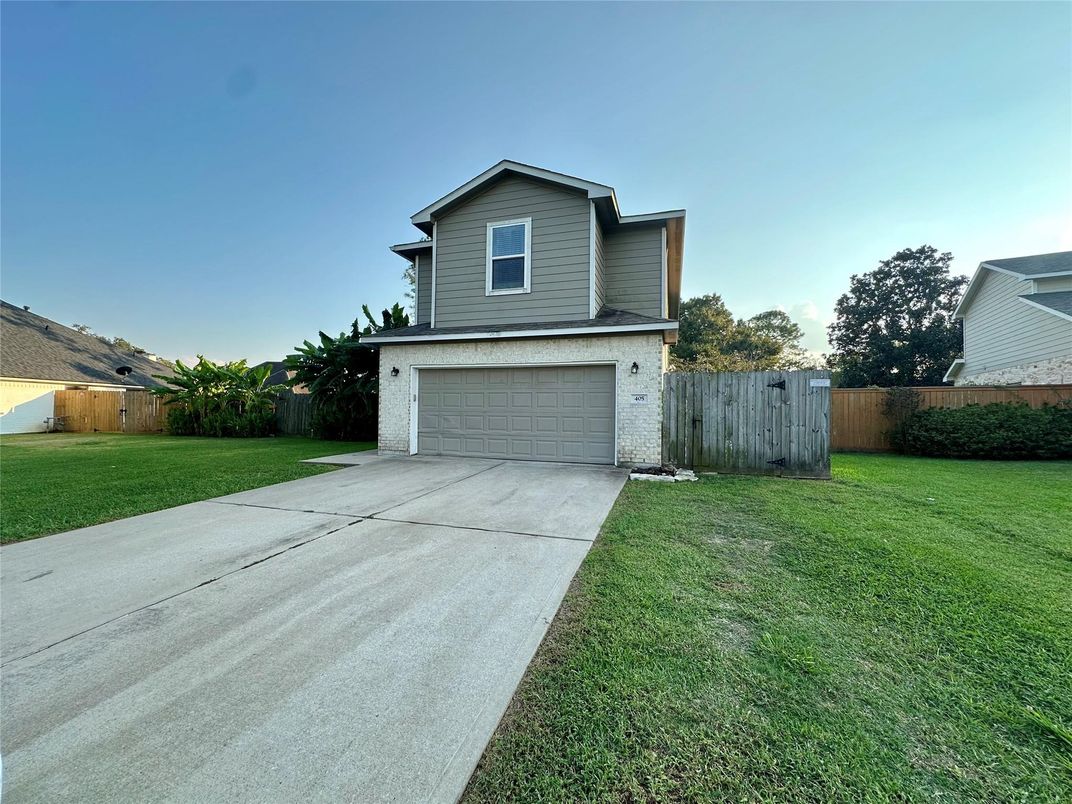 Attached, Exterior, Facade, American Craftsman