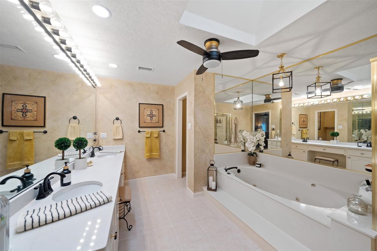 Bathroom, Dual Sink Vanities, Interior, Recessed Lighting