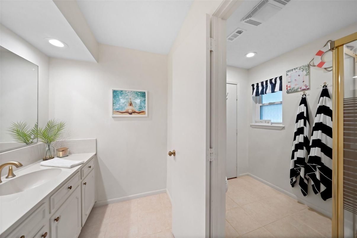 Bathroom, Dual Sink Vanities, Interior, Recessed Lighting