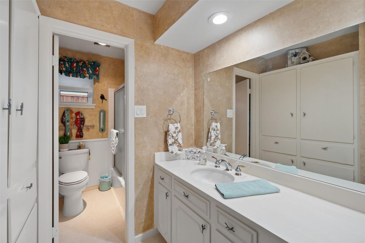 Bathroom, Interior, Recessed Lighting