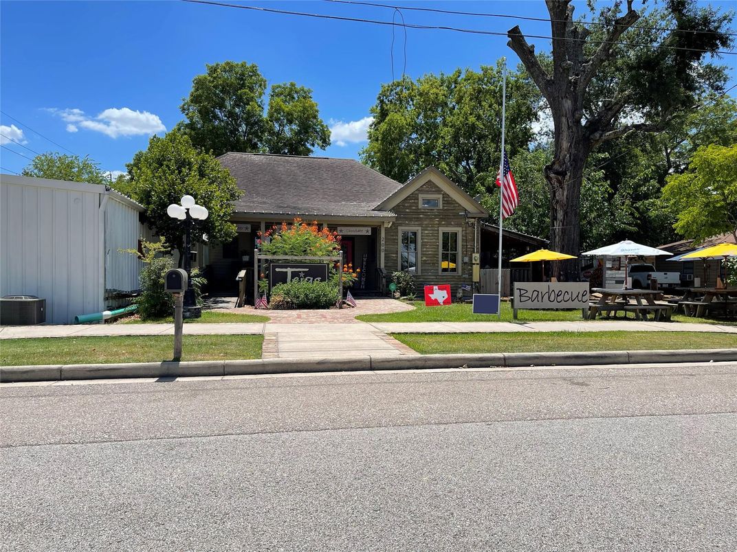 Exterior, Facade, Ranch