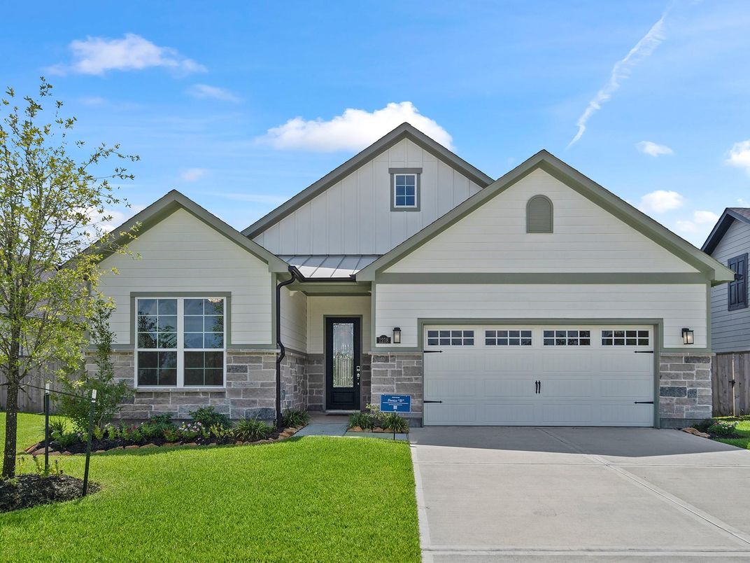 Attached, Exterior, Facade, Farmhouse