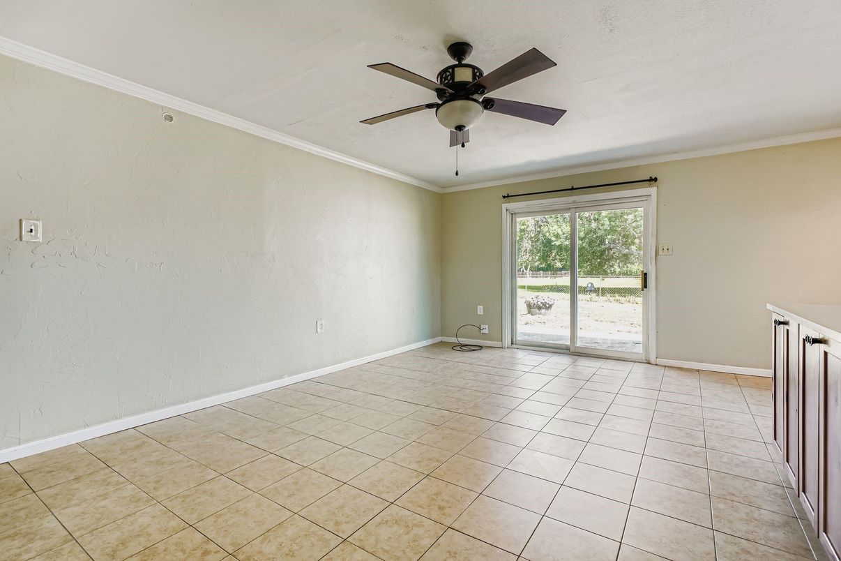 Empty room, Interior