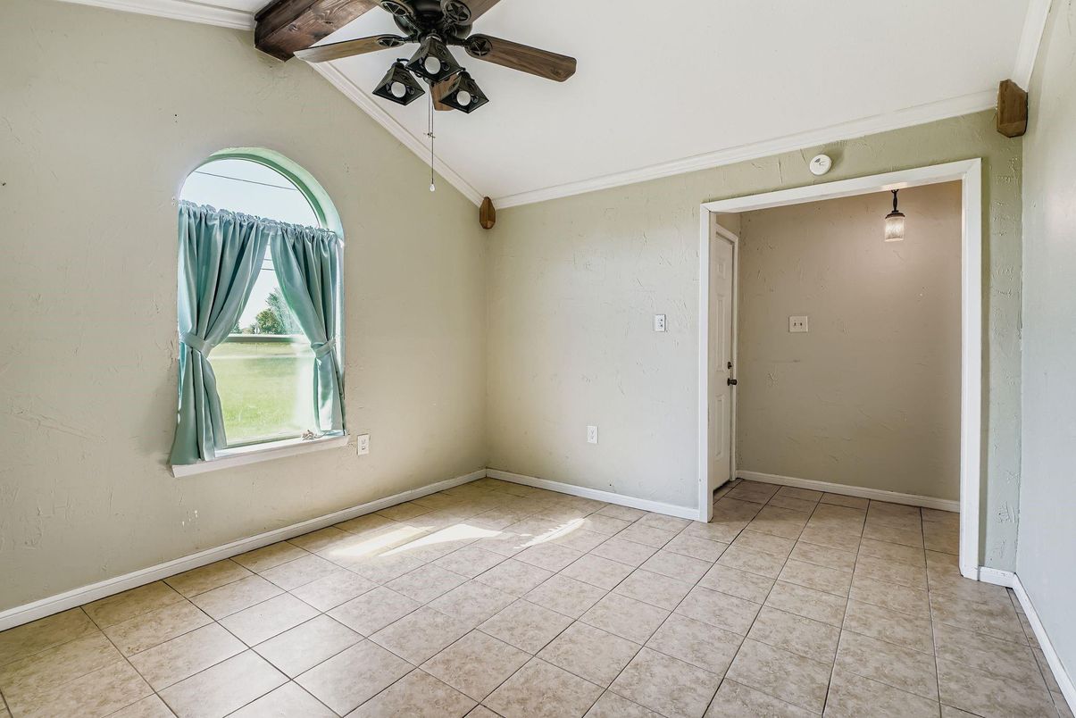 Empty room, Interior, Wooden Beams