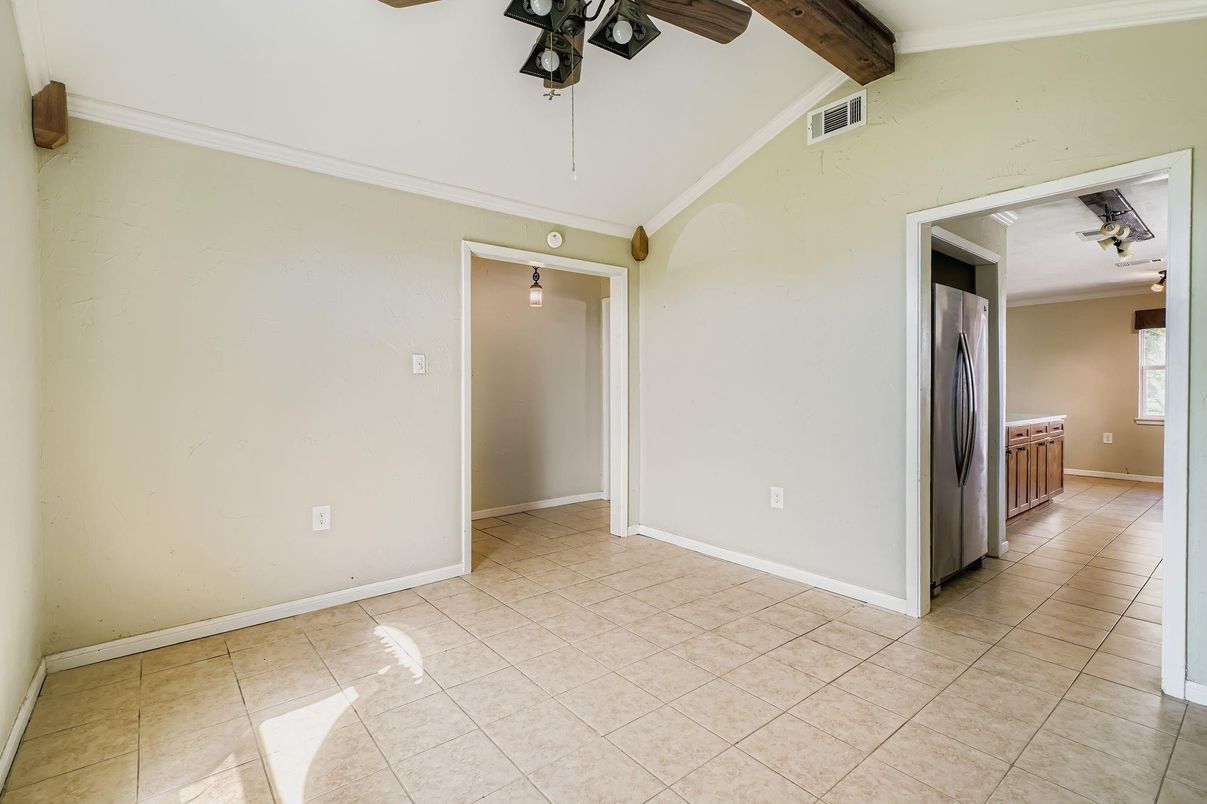 Empty room, Interior, Wooden Beams