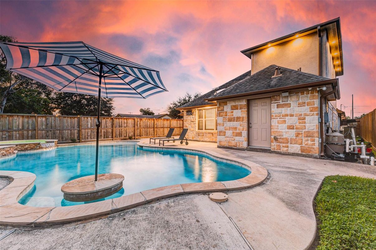 Exterior, Pool