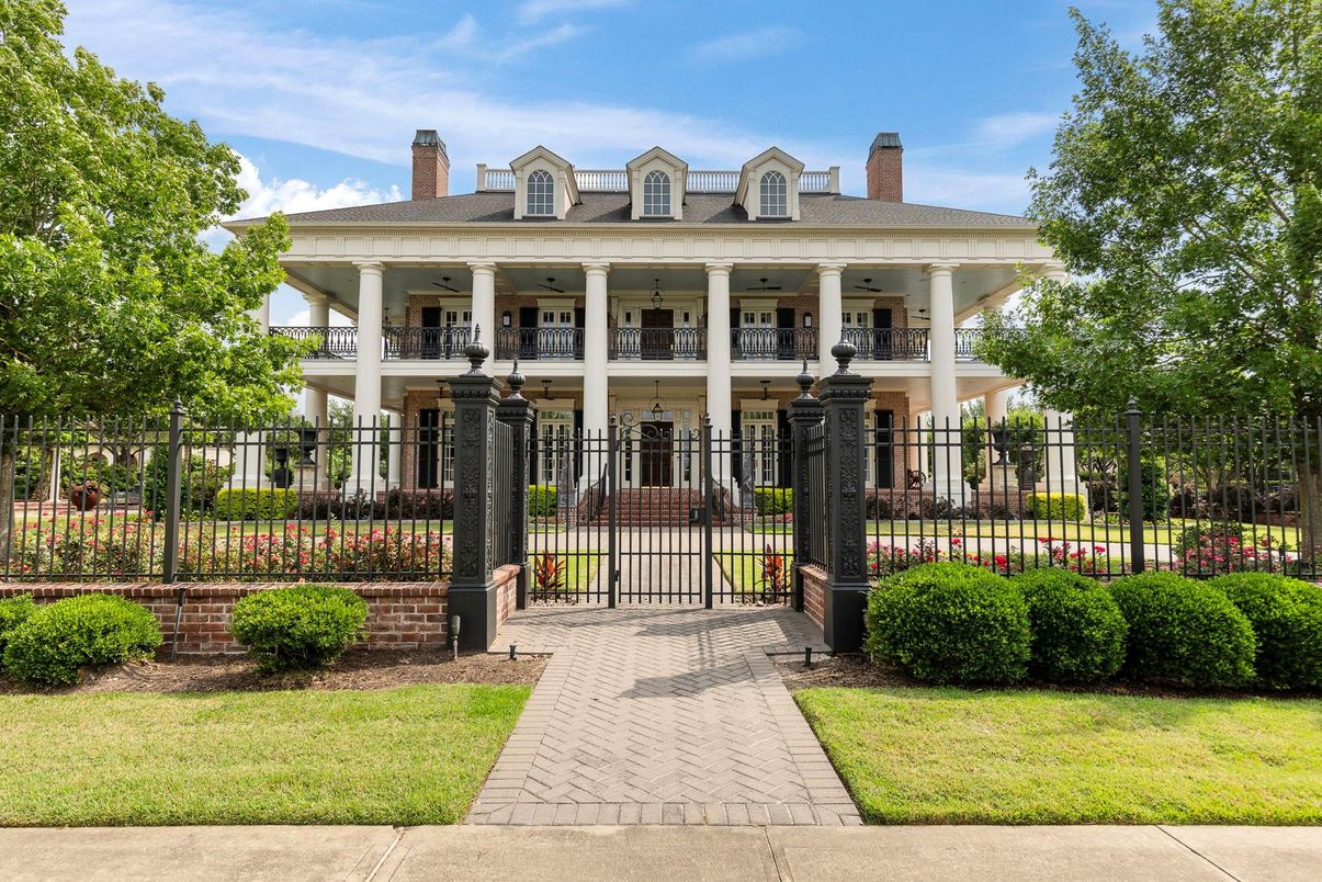 Exterior, Facade, Georgian