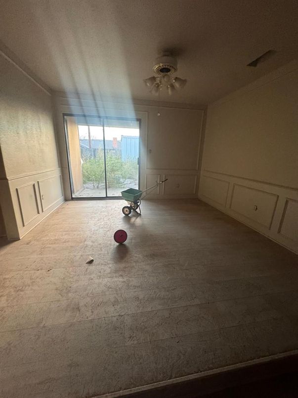 Empty room, Interior