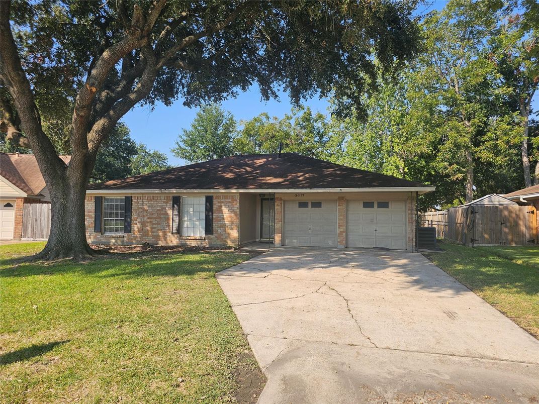Attached, Exterior, Facade, Brick Facade, Ranch