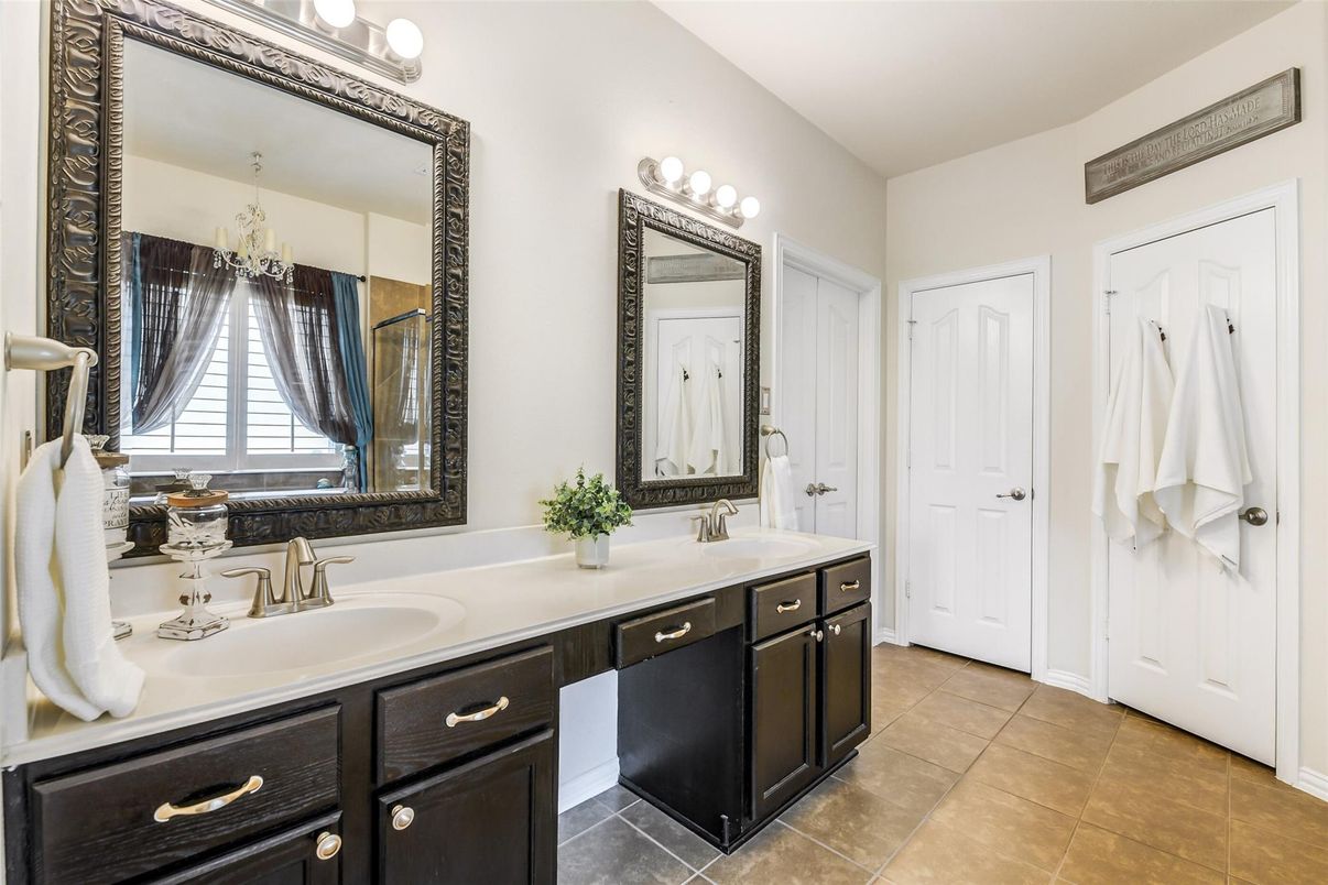 Bathroom, Dual Sink Vanities, Interior