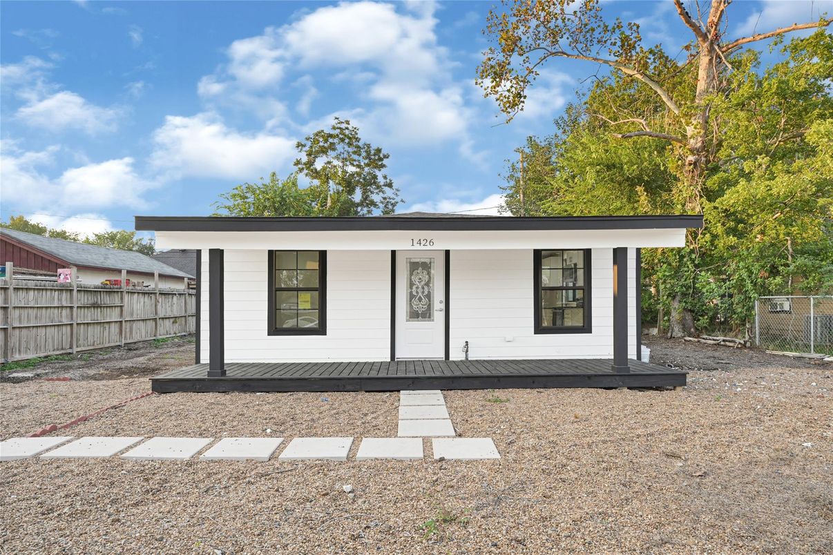 Backyard, Exterior, Facade, Modern