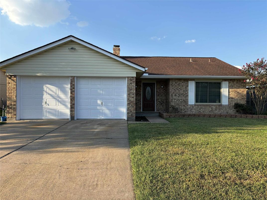 Attached, Exterior, Facade, Brick Facade, Ranch