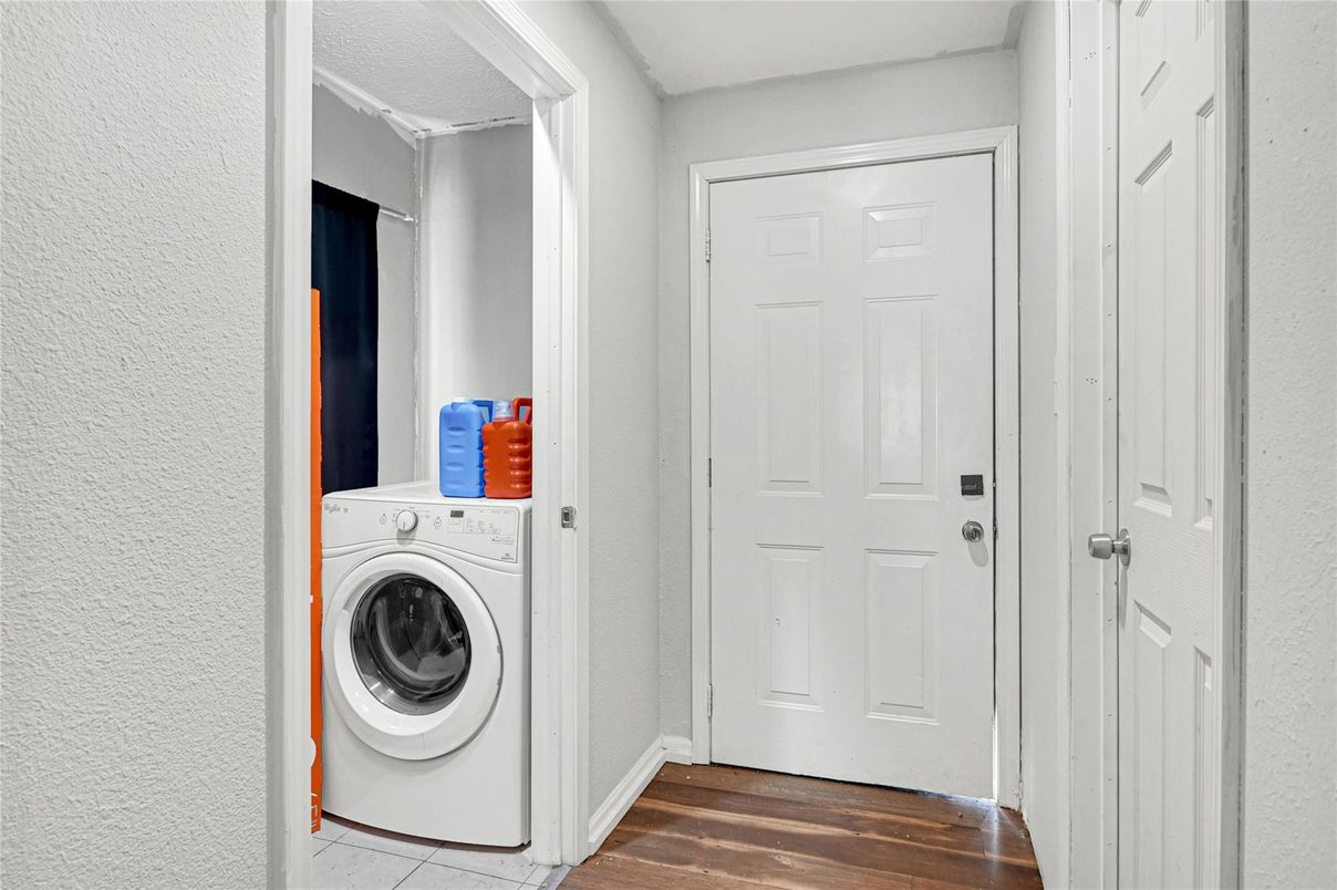 Interior, Utility Closets, Washer, Wood Texture Flooring