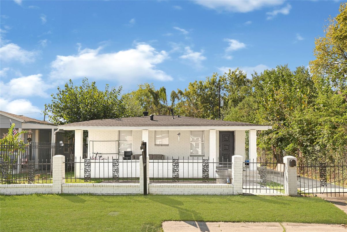 Exterior, Facade, Ranch