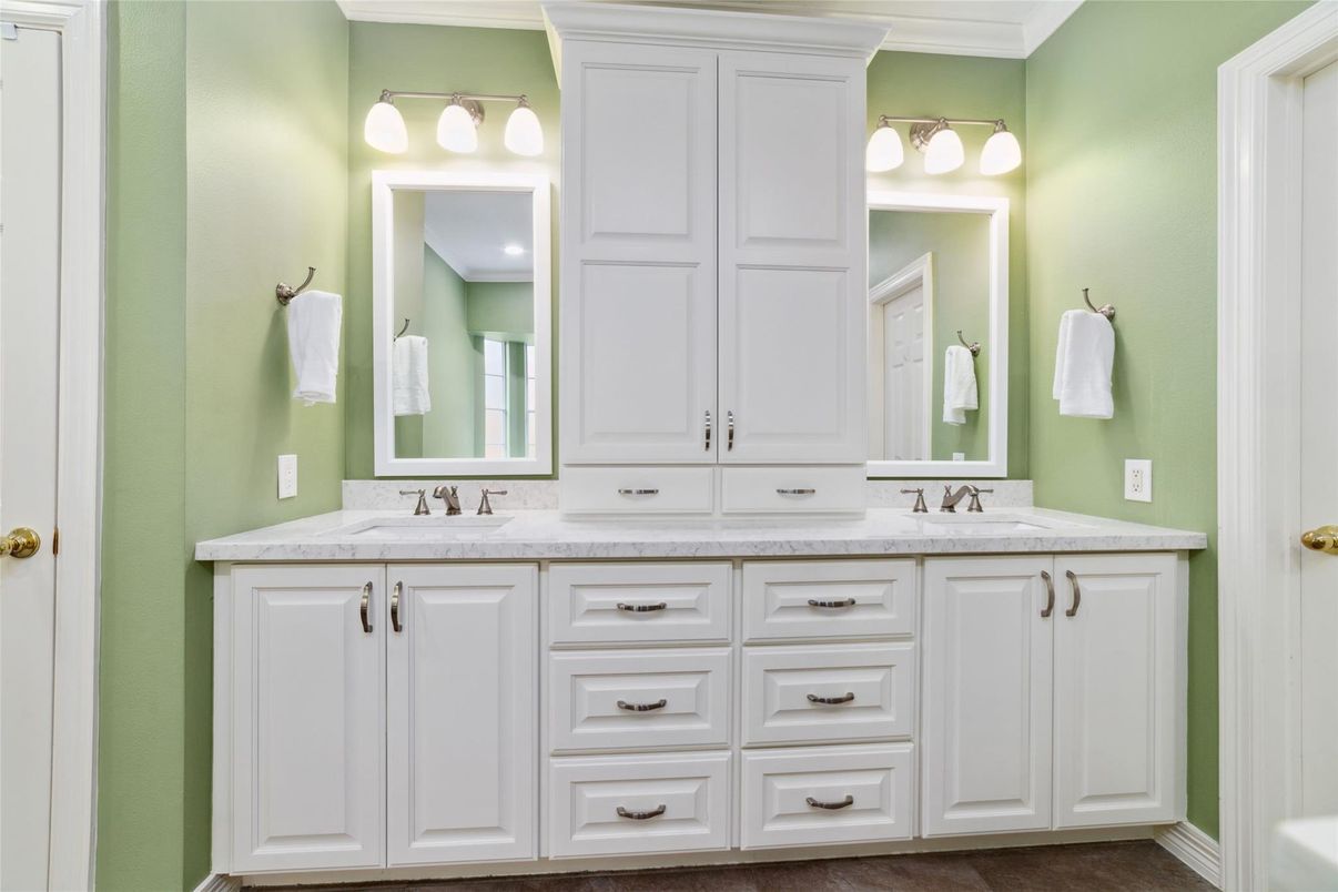 Bathroom, Dual Sink Vanities, Interior