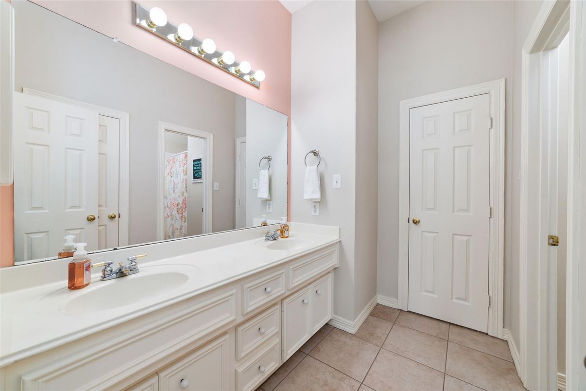 Bathroom, Dual Sink Vanities, Interior