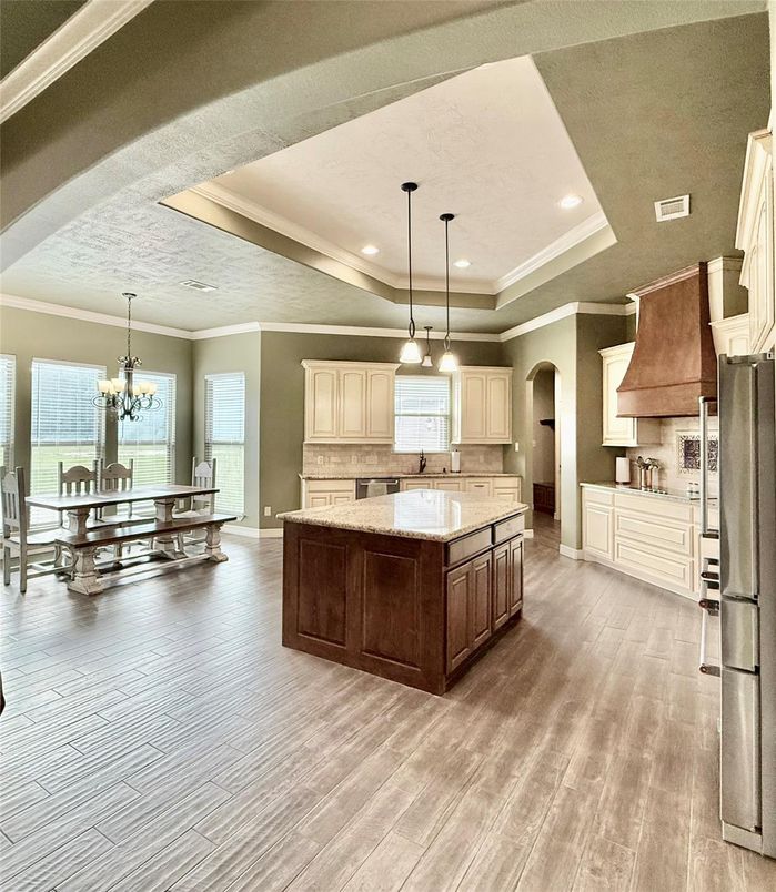 Chandelier, Dining room, Interior, Kitchen, Pendant Lights, Recessed Lighting, Wood Texture Flooring