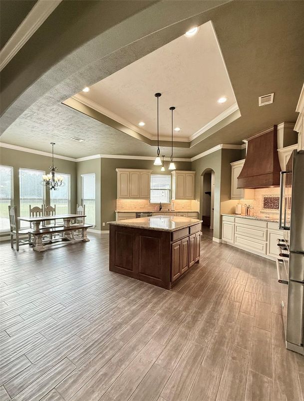Chandelier, Dining room, Interior, Kitchen, Pendant Lights, Recessed Lighting, Wood Texture Flooring