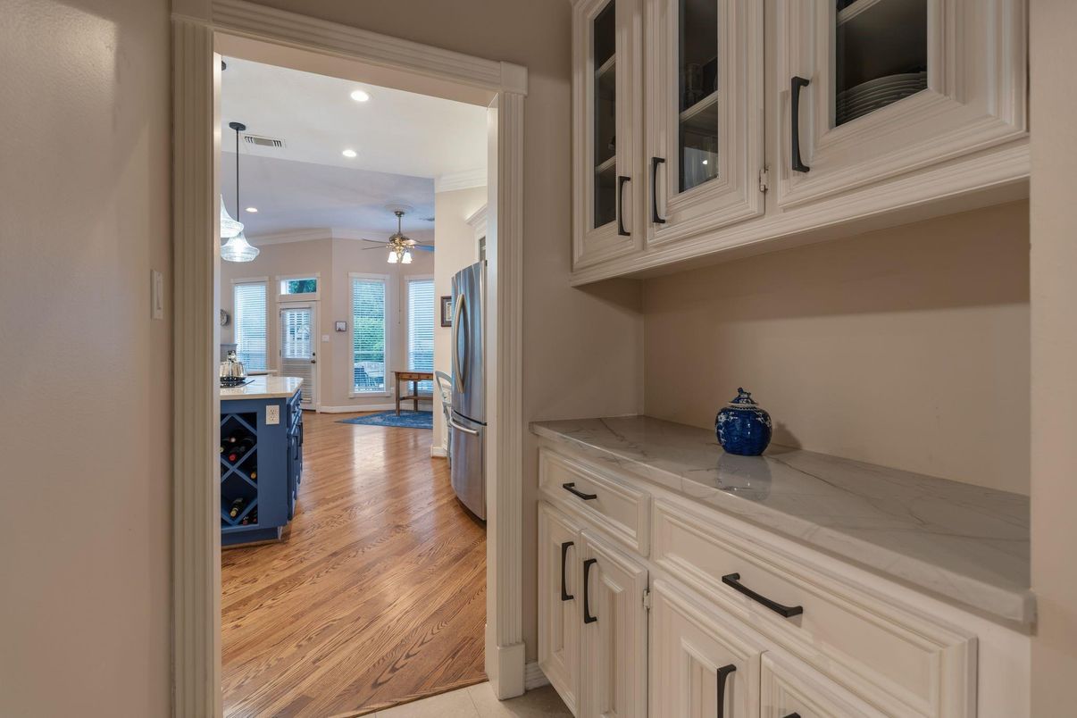 Interior, Pendant Lights, Recessed Lighting, Wood Texture Flooring