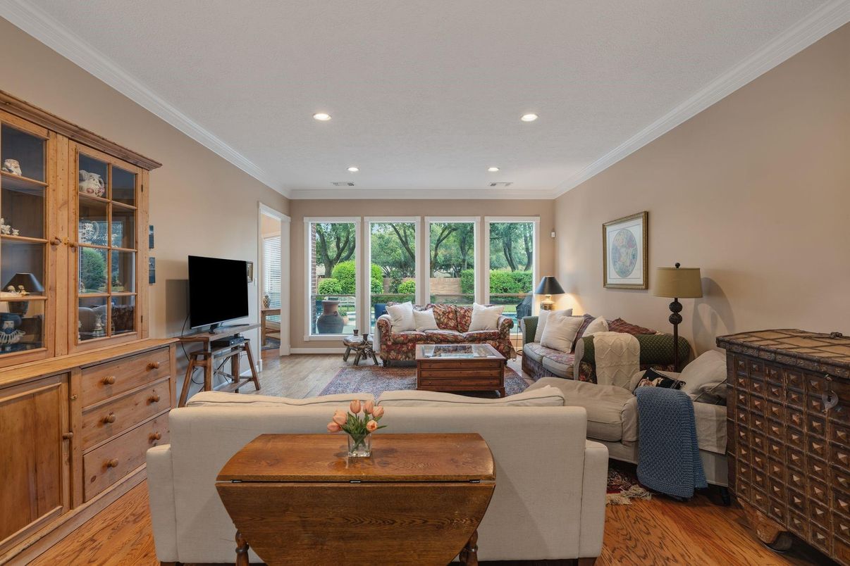 Interior, Living room, Recessed Lighting, Wood Texture Flooring